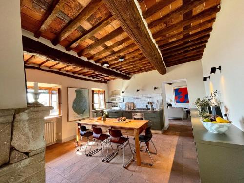 cocina con mesa de madera y sillas en Masseria di Matraia, en Matraia