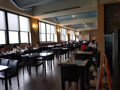 un restaurante con mesas en una habitación con ventanas en 藍洋呂遊 宜蘭頭城, en Toucheng