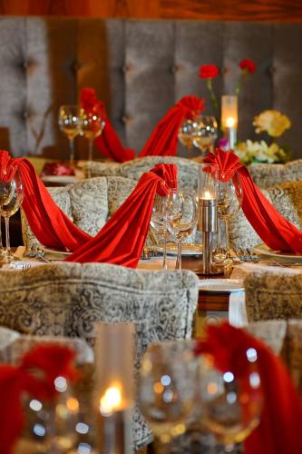 シダにあるSide Crown Palace Ultra All Inclusiveの赤いナプキンとワイングラスが置かれたテーブルセット