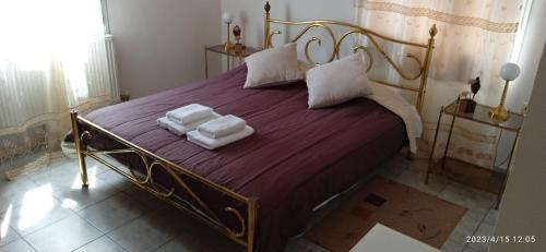 ein Schlafzimmer mit einem Bett mit Handtüchern darauf in der Unterkunft Hotel Konstantina in Rodópolis