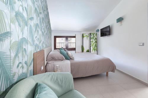 1 dormitorio con 1 cama y 1 sofá en Estate4home - Casa Cristina, en Sorrento
