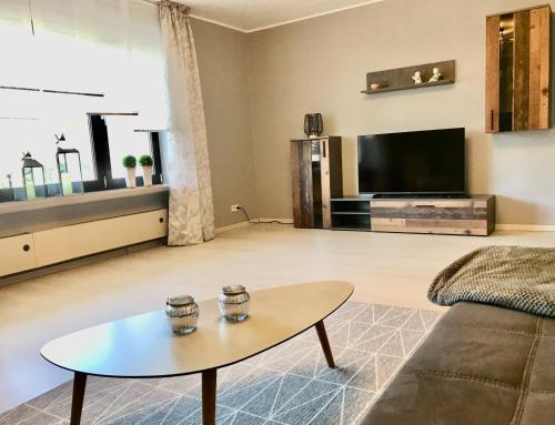 un soggiorno con un divano e un tavolino da caffè di Ferienwohnung Anne a Eppenrod