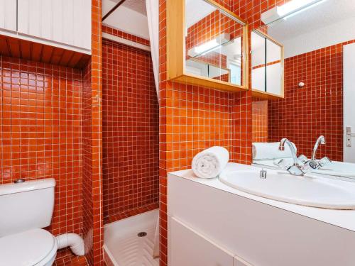 une salle de bain avec toilettes et lavabo dans l'établissement Studio à Carnac - 22m² - Face à la plage - Balcon - Parking privé - FR-1-477-15, à Carnac