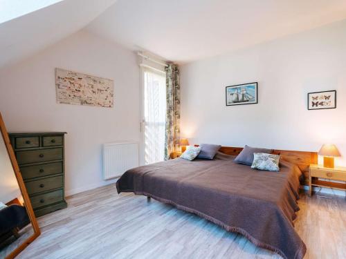 ein Schlafzimmer mit einem großen Bett und einem Fenster in der Unterkunft Villa Carnac, 4 pièces, 6 personnes - FR-1-477-54 in Carnac