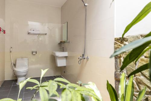 a bathroom with a toilet and a sink at Little Garden Bungalow in Phú Quốc
