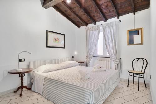 Schlafzimmer mit einem Bett, einem Tisch und einem Fenster in der Unterkunft Il Borgo dei Ricordi, Terre Marine in Corniglia