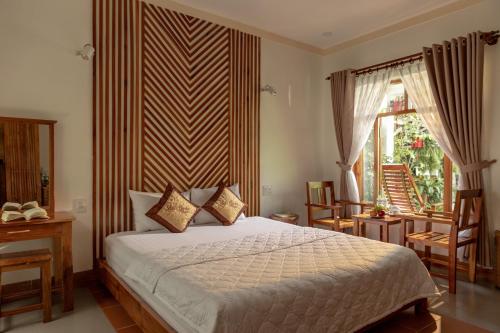 1 dormitorio con cama y ventana en Little Garden Bungalow, en Phu Quoc