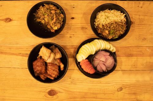 tres tazones de comida en una mesa de madera en TENT LIFE, en Vagamon