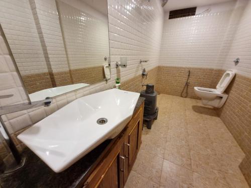y baño con lavabo y aseo. en Woods Residency en Jeypore