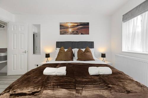 Un pat sau paturi într-o cameră la Stylish Studio room in Mill Hill