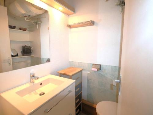 une salle de bain avec un lavabo, des toilettes et un miroir dans l'établissement Charmant Studio Cabine avec Jardin - Proche Plage et Commerces - Parking Sécurisé - FR-1-307-118, au Grau-du-Roi