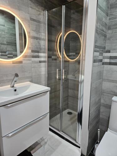 une salle de bain avec douche et lavabo dans l'établissement Mandelieu la Napoule, à Mandelieu-la-Napoule