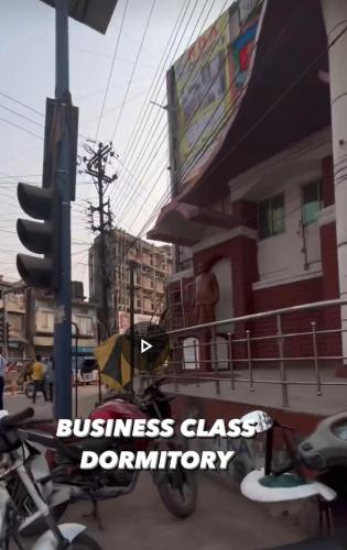 ein Zeichen für eine Betriebsglasnovation auf einer Straße in der Unterkunft RDA Dormitory in Raipur