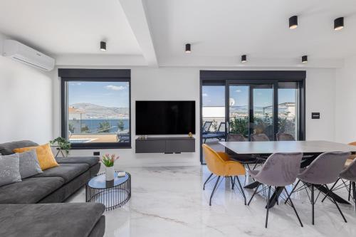 uma sala de estar com uma mesa e um sofá em Villas Residence 360 em Trogir