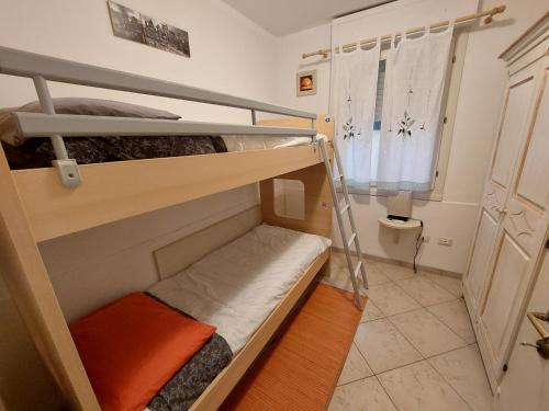 a bunk bed room with two bunk beds and a toilet at the waterfront refuge - Il rifugio frontemare in Pietrasanta