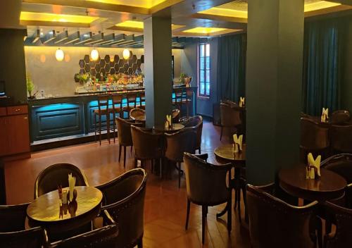 Un restaurante o sitio para comer en Hotel Cachar Club