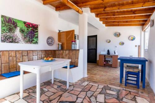 a kitchen with a white table in a room at Monte dos Sabores in Lagos