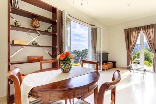 une salle à manger avec une table et des chaises dans l'établissement Sea View Apartment with Private Secure Parking 3, à Villefranche-sur-Mer