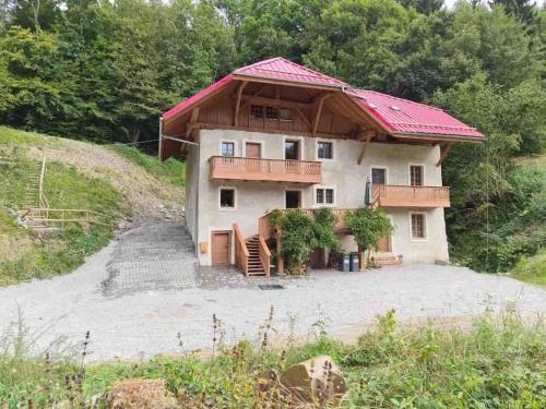 Το κτήριο όπου στεγάζεται  η παραθεριστική κατοικία