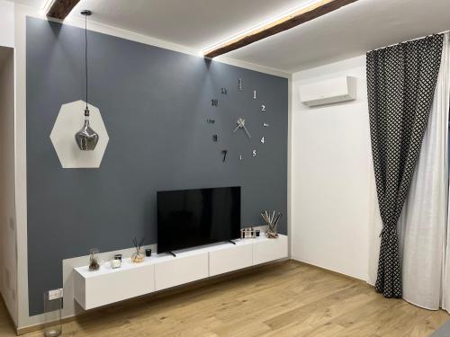 拉斯佩齊亞的住宿－Suite ZEUS，一间客厅,客厅的蓝色墙壁上配有电视