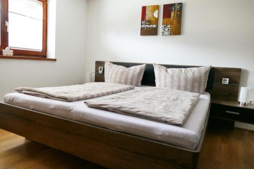 ein Schlafzimmer mit 2 Betten mit Kissen darauf in der Unterkunft Villa Sorgenfrei in Reutte
