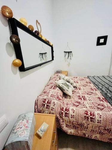 1 dormitorio con cama y espejo en la pared en Apartamento Privado en Alameda de Hércules, en Sevilla