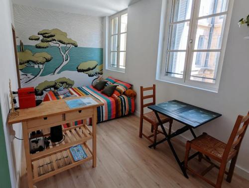 une chambre avec un lit, un bureau et une table dans l'établissement Studio Calanques près du Vieux Port, à Marseille