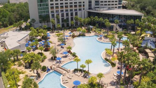 uma vista aérea da piscina num resort em Hyatt Regency Orlando em Orlando