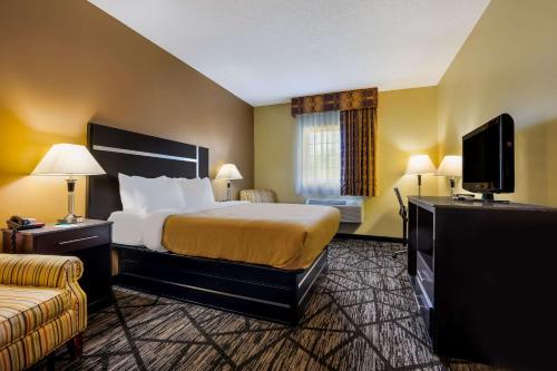 Ένα ή περισσότερα κρεβάτια σε δωμάτιο στο Quality Inn Fort Payne
