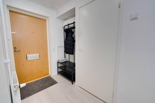 een deur naar een kamer met een kast bij Upea yksiö+parveke. Ihastu, parhaalla paikalla. in Tampere