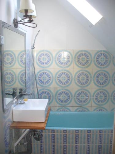 y baño con lavabo y espejo. en La maison de la Guérande, en Hénanbihen