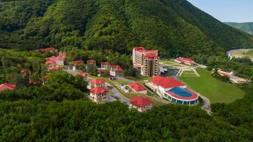 uma vista aérea de um resort numa montanha em Marxal Resort & Spa em Sheki