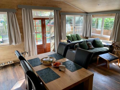 - un salon avec une table et un canapé dans l'établissement Het Zenhuisje, à Lanaken