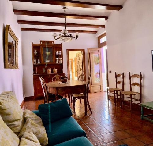 a living room with a couch and a table and chairs at Las 9 Candelas alojamiento en el centro de Yecla in Yecla