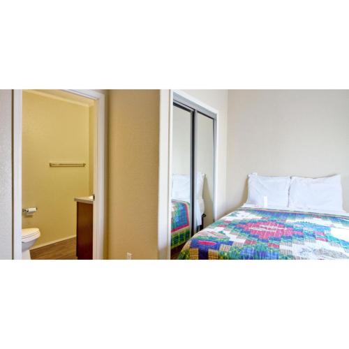 Habitación de hotel con cama y espejo en JW Ponca, en Ponca City