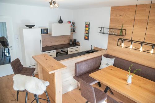 シュラートミンクにあるPlanaiblick-Lodge Schladmingのテーブルと椅子のあるキッチンとダイニングルーム