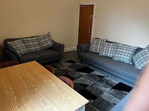 的住宿－Bury 2，客厅配有两张沙发和一张桌子