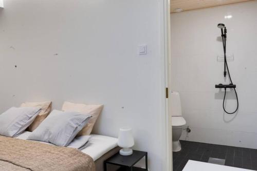 ein Schlafzimmer mit einem Bett, einer Dusche und einem WC in der Unterkunft 3h,k,p - Keskellä Tamperetta kaunis parvekkeellinen uusittu kolmio in Tampere