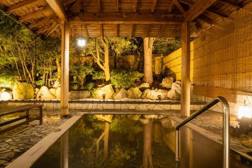 zoo z basenem wodnym w budynku w obiekcie Hotel Hoho "A hotel overlooking the Echigo Plain and the Yahiko mountain range" formerly Hotel Oohashi Yakata-no-Yu w mieście Niigata