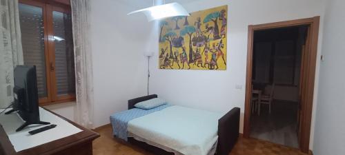 - une chambre avec un lit et un bureau avec une télévision dans l'établissement A casa di Mirco, à Viverone