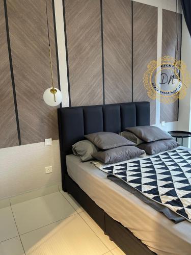 1 dormitorio con 1 cama con cabecero azul en ARTE Mont Kiara Cozy Stunning Home_Jacuzzi, en Kuala Lumpur