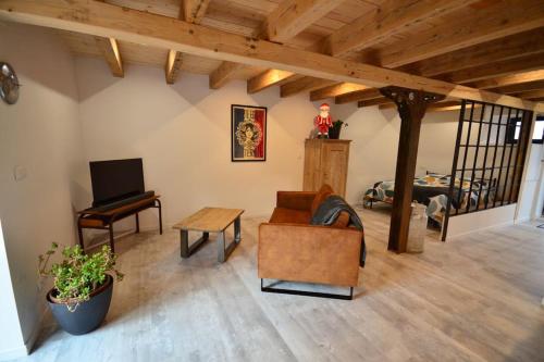 un salon avec un canapé et une table dans l'établissement L’Etable, à Breitenbach-Haut-Rhin