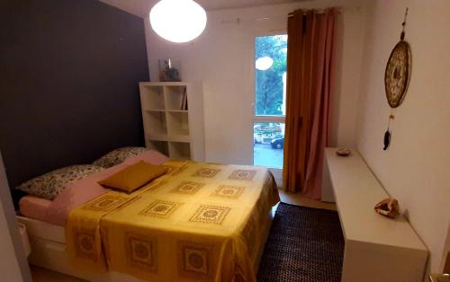 a bedroom with a bed and a window at Chambre hôte chez l'habitant Residence sous les pins in Cassis