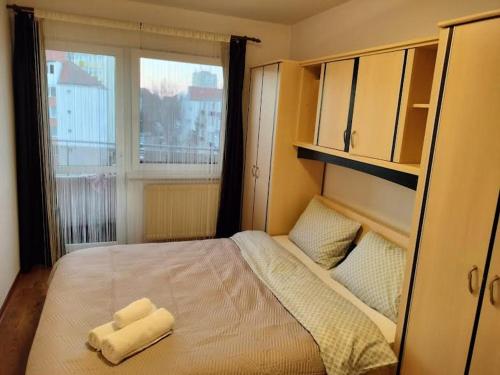 1 dormitorio con 1 cama con 2 toallas en NEXUS FORTUNA, en Miercurea-Ciuc