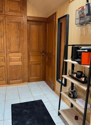 Zimmer mit Holztüren und Fliesenboden in der Unterkunft Chez Tessa - Chambre double in Chamoson