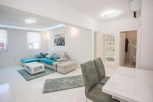 uma sala de estar com um sofá e uma mesa em Apartman Pascal em Porec