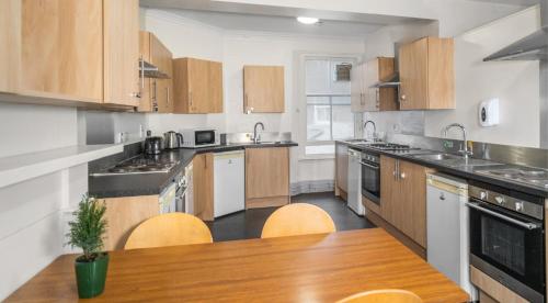 Η κουζίνα ή μικρή κουζίνα στο Belvedere House (Gloucester Road)