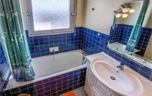 Kúpeľňa v ubytovaní Gorgeous Apartment In Saint-georges-de-didon With Kitchen