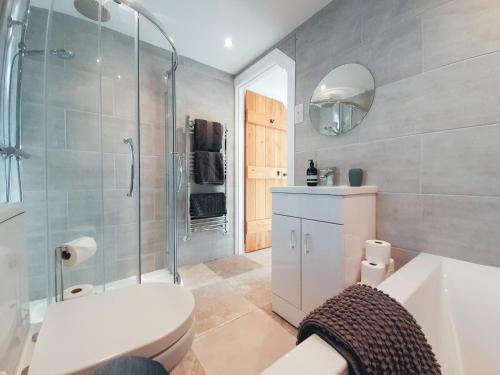 La salle de bains est pourvue d'une douche, de toilettes et d'un lavabo. dans l'établissement Cuillin View, à Torrin