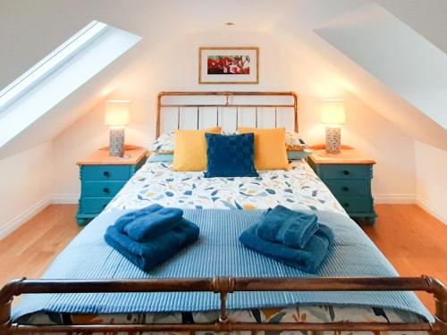 - une chambre avec un lit doté d'oreillers bleus dans l'établissement Cuillin View, à Torrin